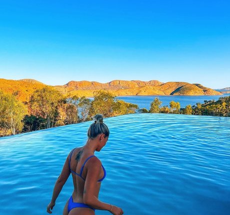 足を舐めるオンリーファンズ ヌード 写真