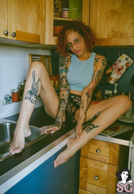曲線美のラテン系オンリーファンズ セクシーヌード 写真
