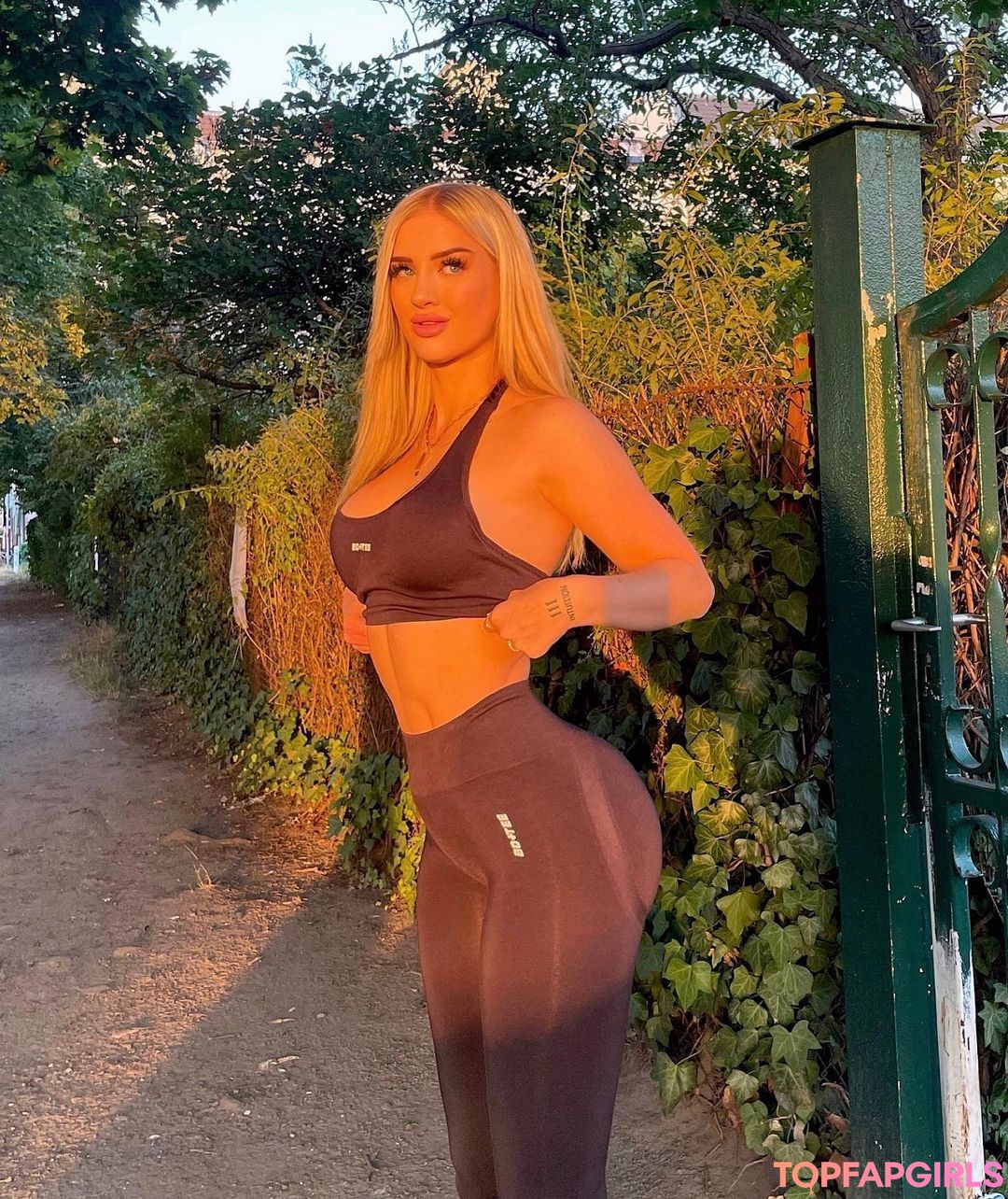 小さいペニスのオンリーファンズ アダルト 写真