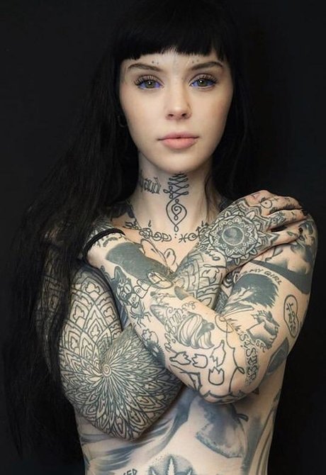 Grace neutral 裸のモデル ギャラリー