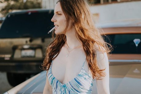 18歳のオンリーファンズ ポルノグラフィック 写真