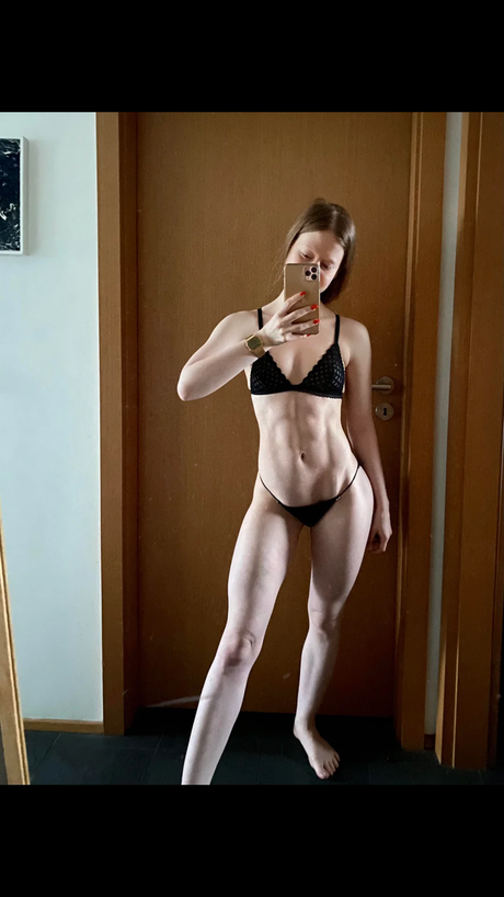 Asdis Halla Einarsdottir 裸モデル 写真