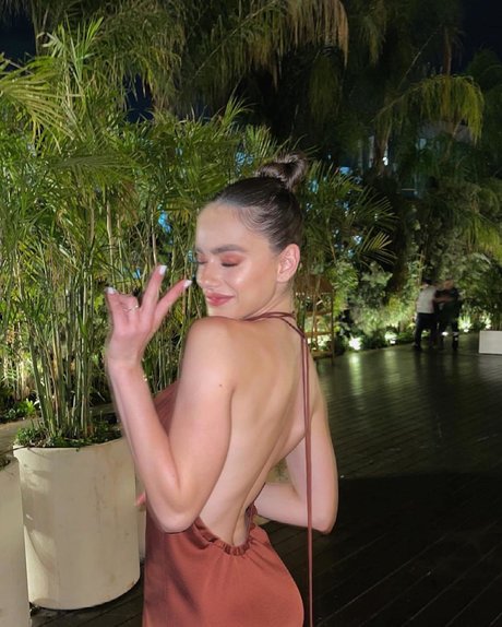 Yael Shelbia 裸モデル 画像