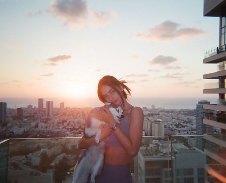 Yael Shelbia ポルノモデル 画像