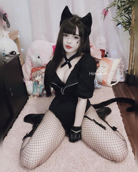 巨乳クーガーオンリーファンズ 美しい裸 画像