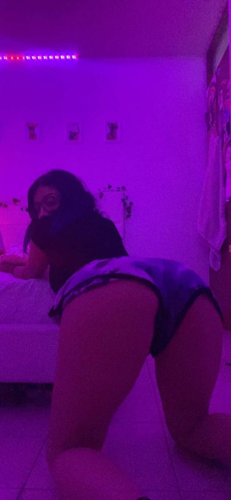 茶色の目のキティオンリーファンズ セクシーヌード 写真