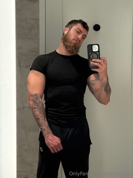 白いランジェリーオンリーファンズ アート裸 画像