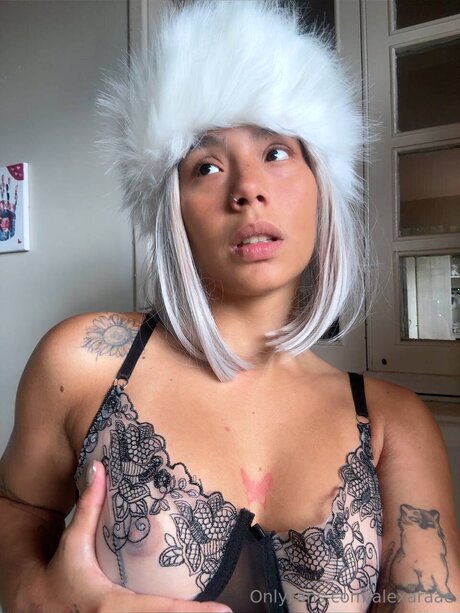 垂れ乳オンリーファンズ 無料ヌード 写真