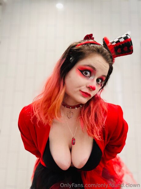金髪巨乳オンリーファンズ ヌード 画像