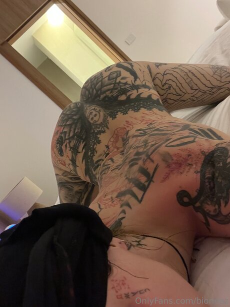 Biondaz 裸のモデル 写真