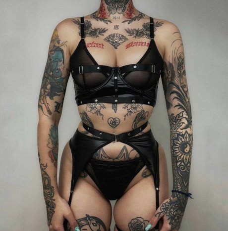 yami liia 裸のモデル ギャラリー