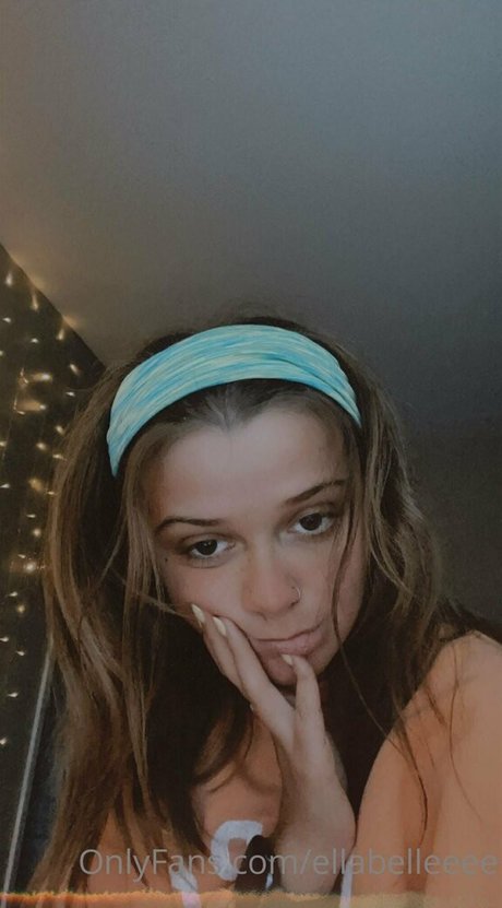 ellabelleeee 裸のポルノスター 写真