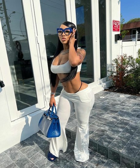 Ari Fletcher ヌードモデル 画像
