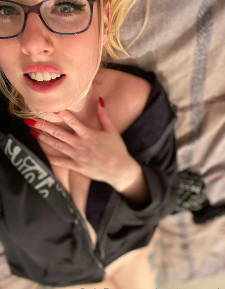 白いランジェリーオンリーファンズ 無料セクシー 画像