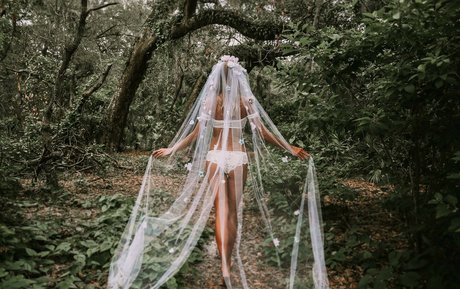 Allie Wes ヌードモデル 写真