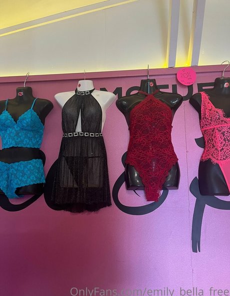 emily bella free ポルノスター ヌード 写真