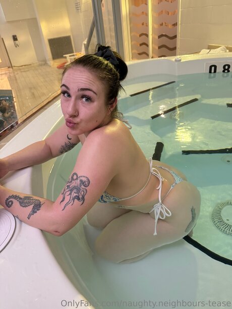 Naughty Neighbours Tease 裸のポルノスター 写真