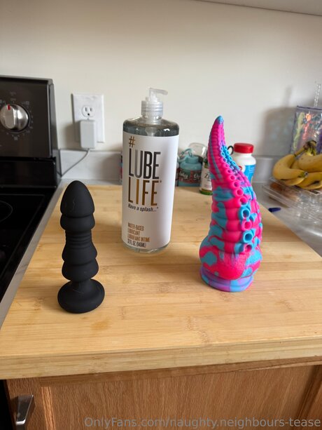 Naughty Neighbours Tease 独占スター 写真