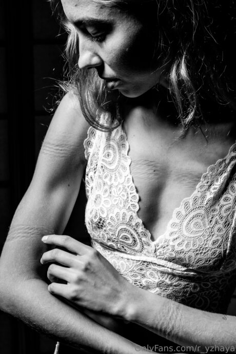 R Yzhaya 完璧なモデル 画像