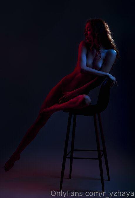 R Yzhaya 女優 写真