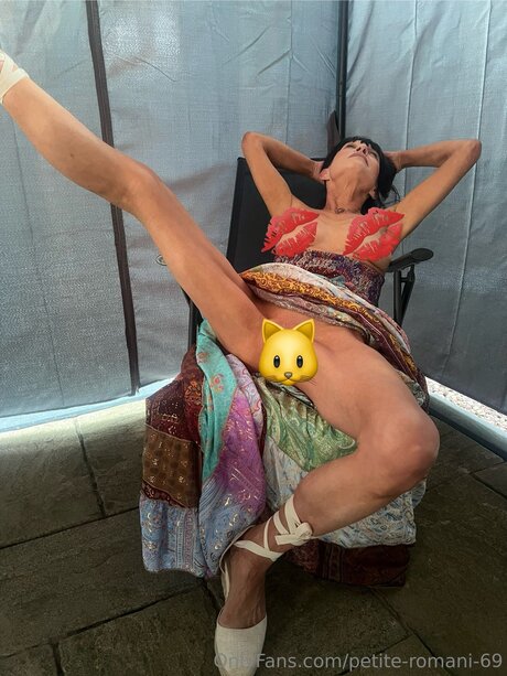 Petite Romani 69 高品質スター 写真