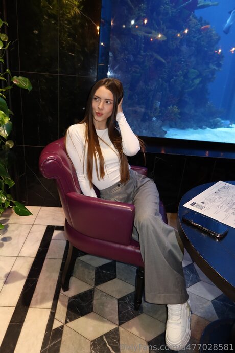 Karina Paw 素敵なモデル 写真