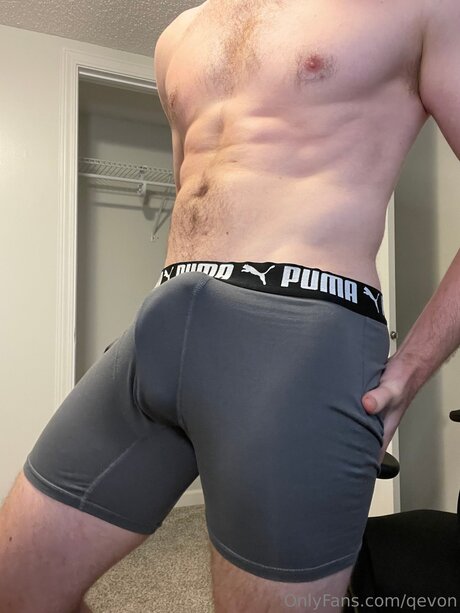 Qevon 完璧なポルノスター 写真