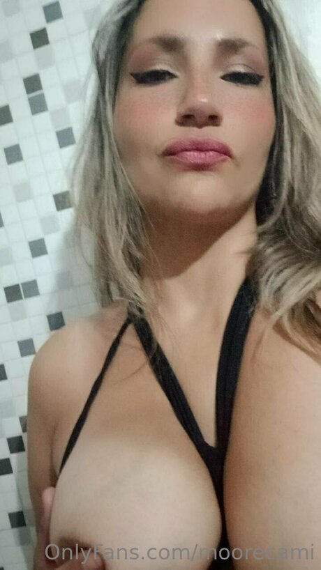 Moorecami ポルノ女優 写真