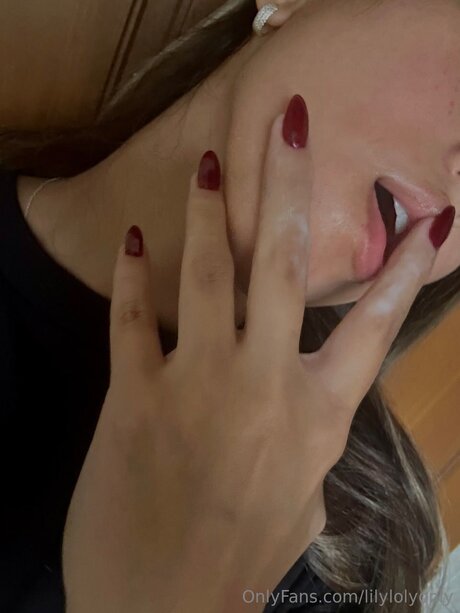 Lilylolyonly ポルノスター セクシー 写真
