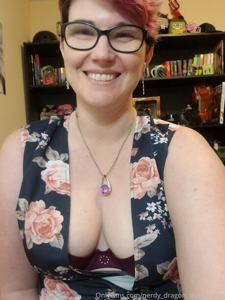 Nerdy Dragon Queen Free 完璧な女優 画像