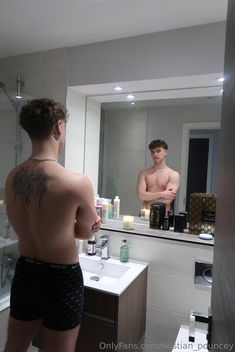 Kristian Pouncey 高品質スター 写真