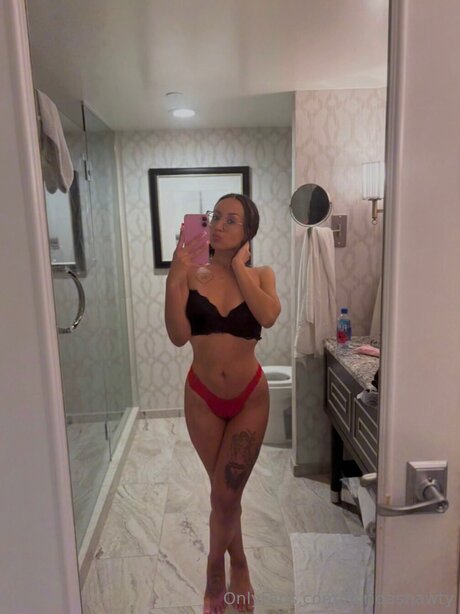 裸のシャワー オンリーファンズ ホットセクシー 写真