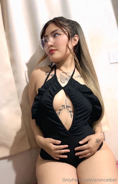 巨乳ストリップオンリーファンズ ホット 画像