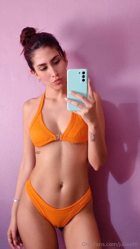 Julieettt ポルノモデル 写真
