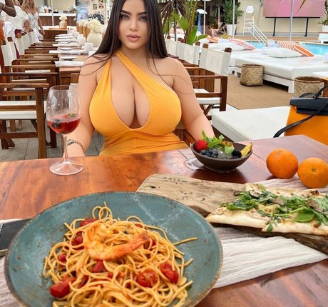 Noure Sahli ポルノスター 可愛い 写真