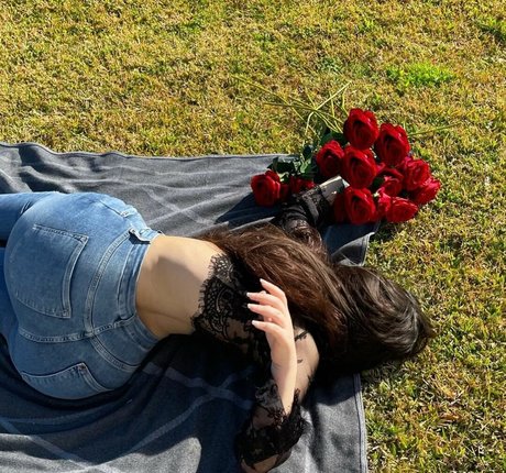 Noure Sahli ヌードモデル ギャラリー