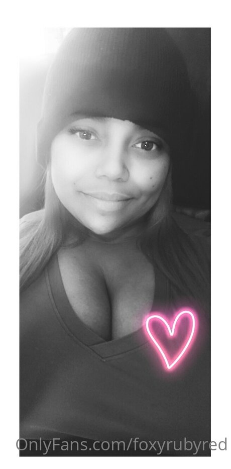 巨乳ゴスオンリーファンズ 裸 写真