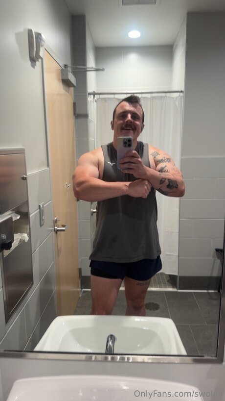Swoleli ヌードスター 写真