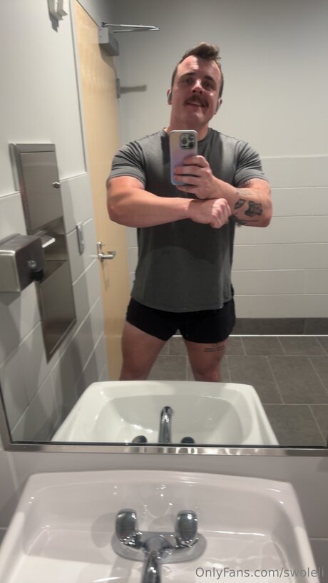 Swoleli ヌードモデル 画像