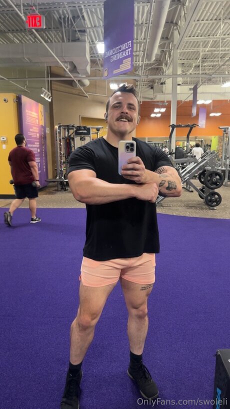 Swoleli 裸のポルノスター 画像