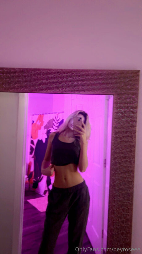 Peyroseee セクシーモデル 写真