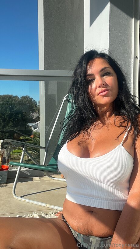 セクシーなレディボーイオンリーファンズ ポルノグラフィック 画像