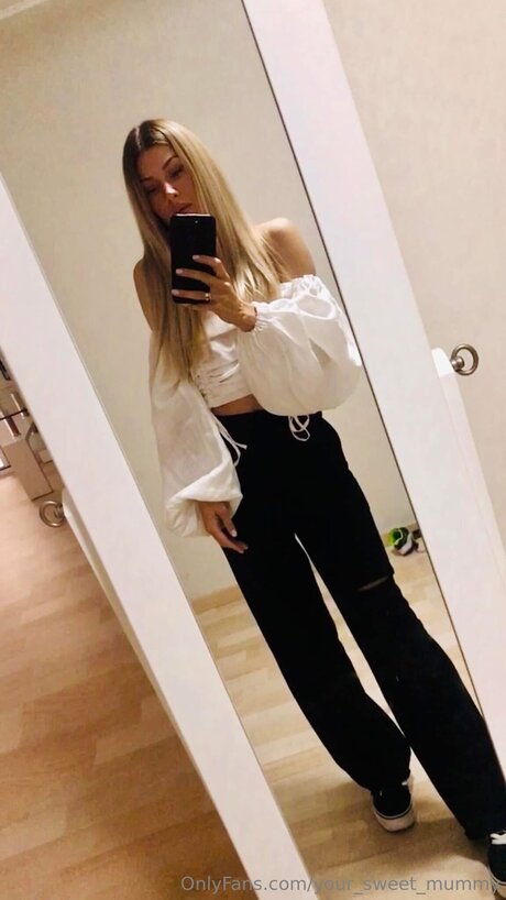 ママの足オンリーファンズ セクシー裸 画像