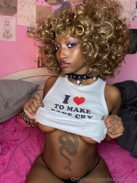 Bunniibiites ポルノスター 独占 写真