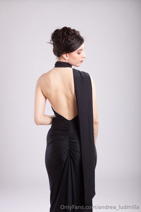 小人ヌードオンリーファンズ ポルノ 画像