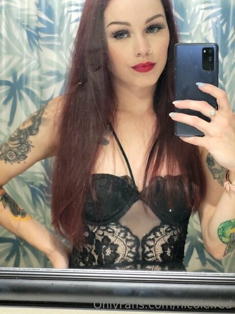 Nicole Red 裸のスター 写真