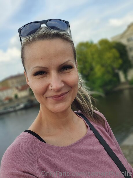 18歳のオンリーファンズ ポルノグラフィック 写真