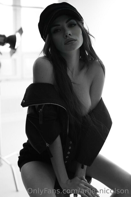 Anje Nicolson エロティックなポルノスター 写真