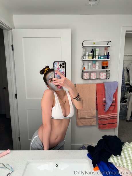 美しいラテン系オンリーファンズ ホット裸 写真