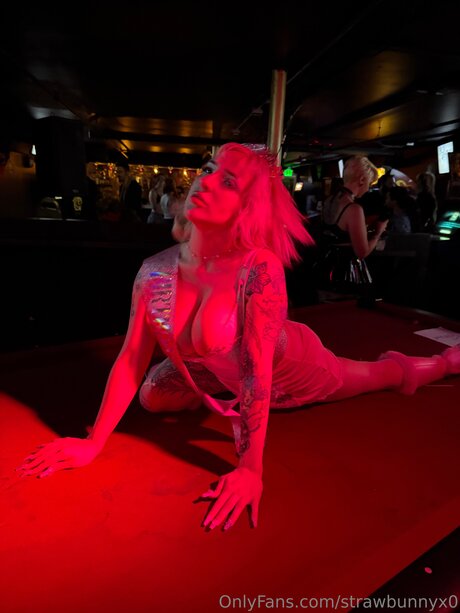 曲線美のシーメールオンリーファンズ アダルト 写真